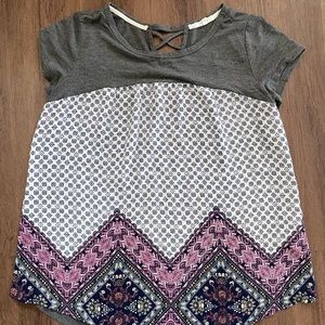 Maurices stylish t shirt. Size Large